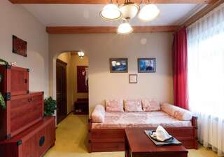 Отель Letuchiy Gollandets Ужгород Двухместный номер с 2 отдельными кроватями-2